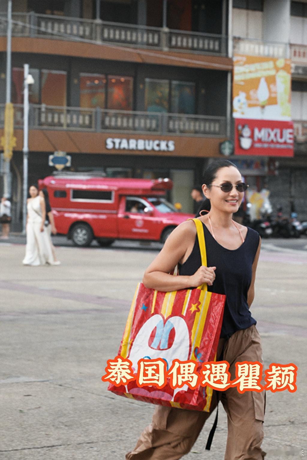 瞿颖拿个袋子就出门了偶遇瞿颖逛街 真是别人路透在机场瞿颖路透在菜场 