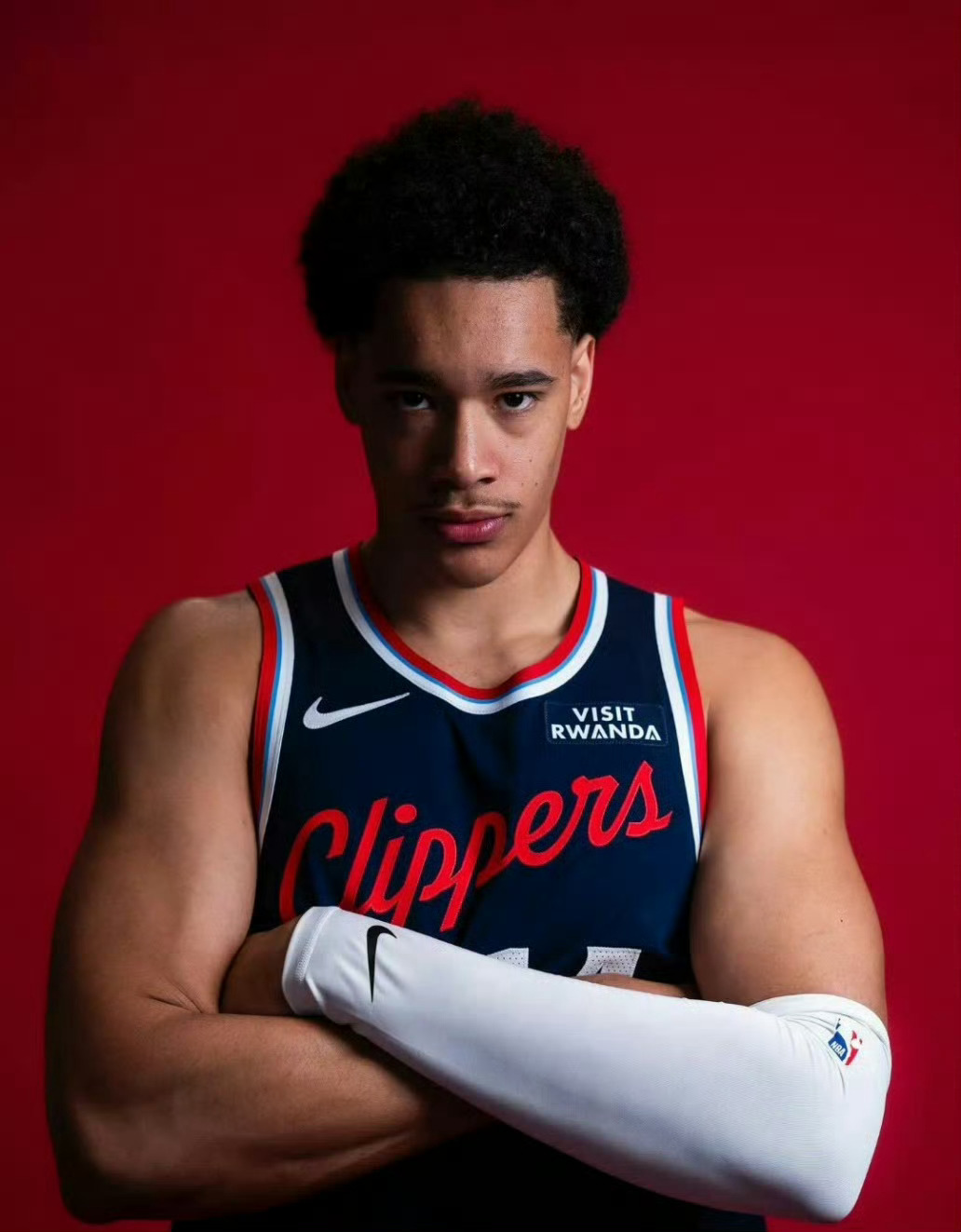 快船记者Iliyan Lakhani：尼德豪泽目前似乎被不公平地忽视了。在轮换阵