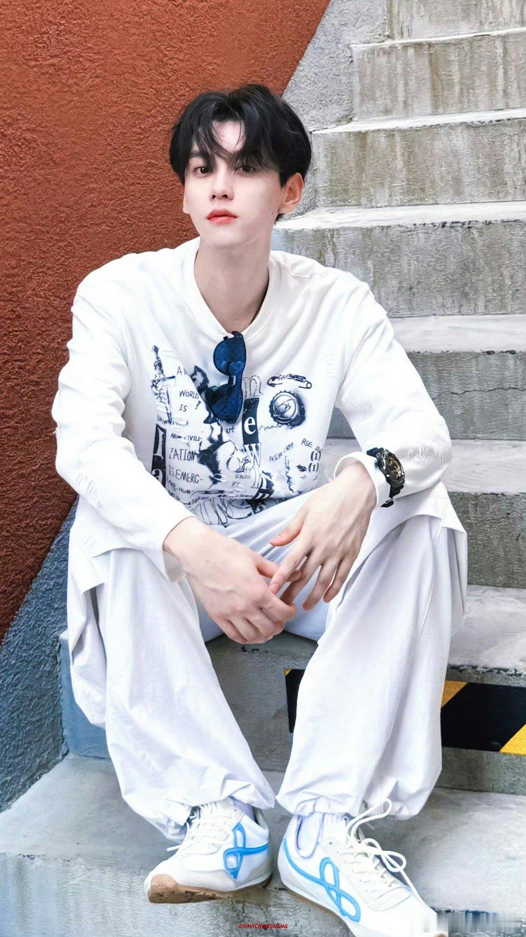 田栩宁再小个几岁都没这种感觉，现在这个年龄才叫男人，而且会越来越有味道，1米9大