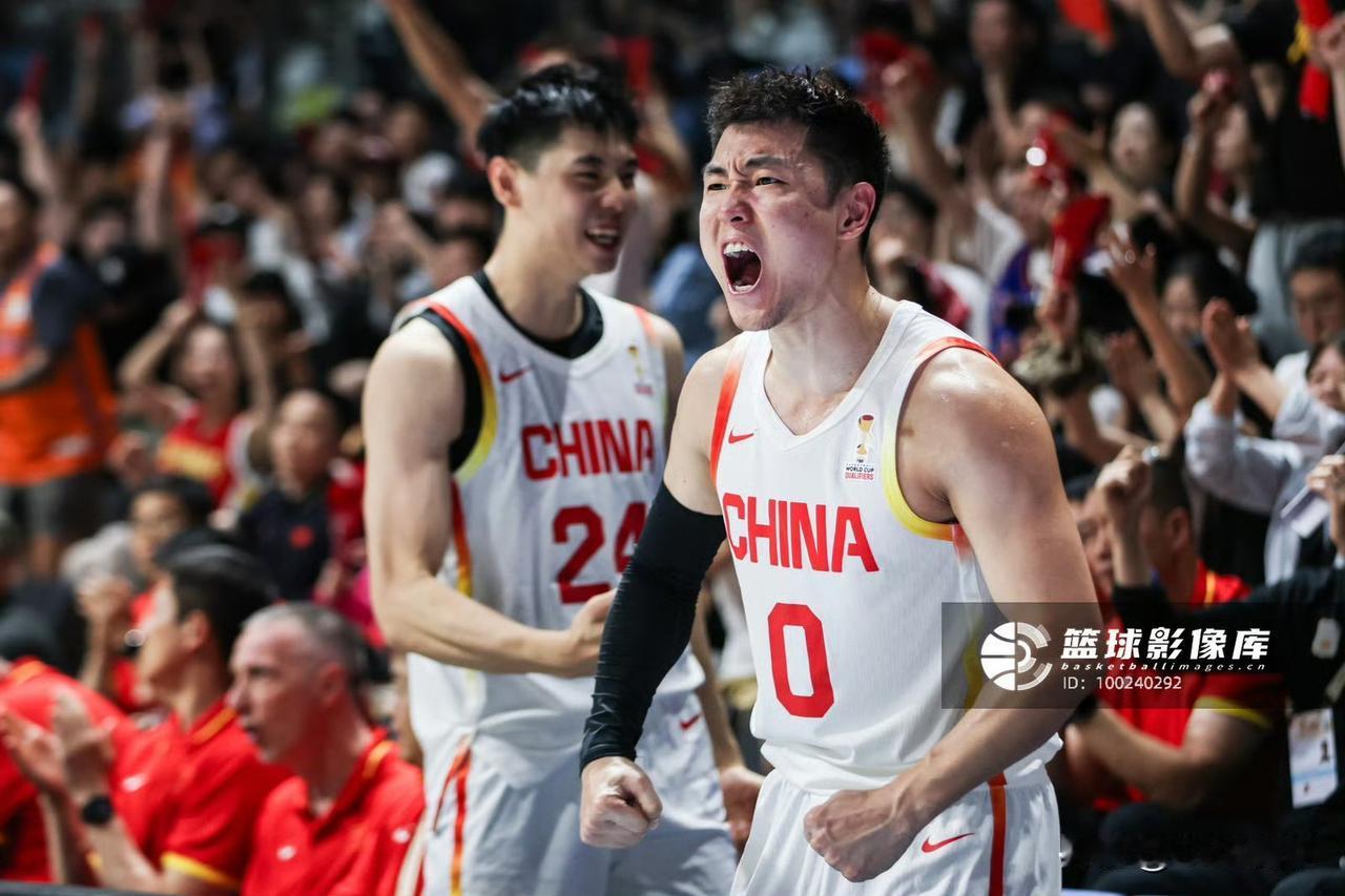 中国男篮后卫线放弃高诗岩，召回胡明轩，是主教练郭士强的无奈之举。经过长期集训，国