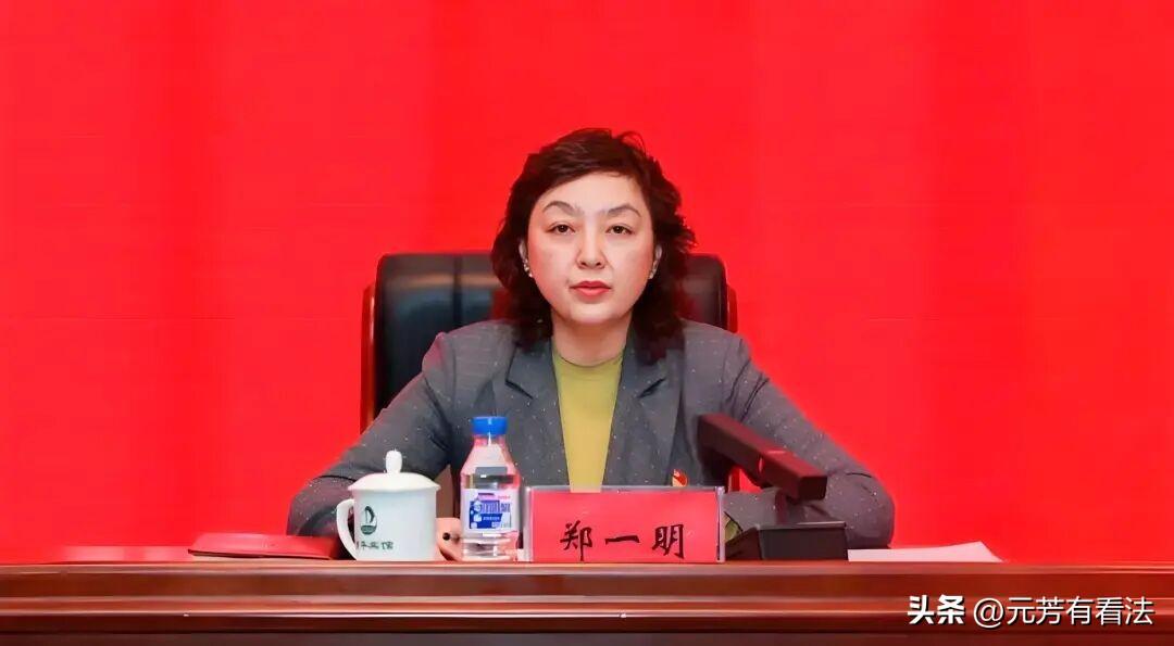 郑一明高中毕业后，直接进入辽源市西安区城建环保局园林处，成为一名园林工人，但她实