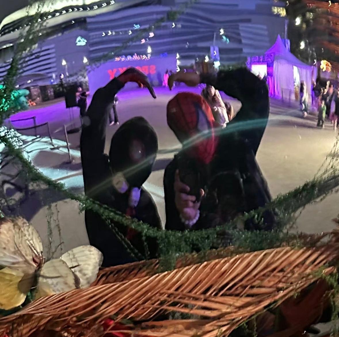 费曼杨阳洋万圣节聚会费曼杨阳洋比心合照 费曼杨阳洋万圣节聚会，磕到了 ​​​