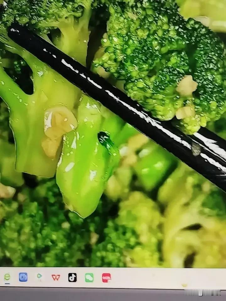 清炒西兰花，“碧玉盘中藏金丹”这形容绝了！翠绿的西兰花就像碧玉，一朵朵小花蕾恰似