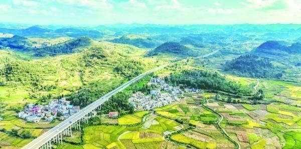 【兴义：路通业兴秋色美】兴义市万屯镇阿红村，纳兴高速公路如腾飞的巨龙穿村而过，关