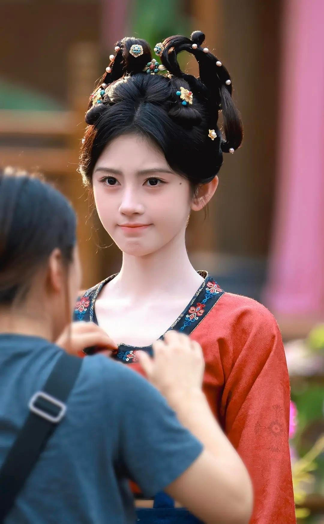 鞠婧祎《万花世界》村姑进宫了 看服道化是落地到武周那个时候了，正好和原漫女子本来
