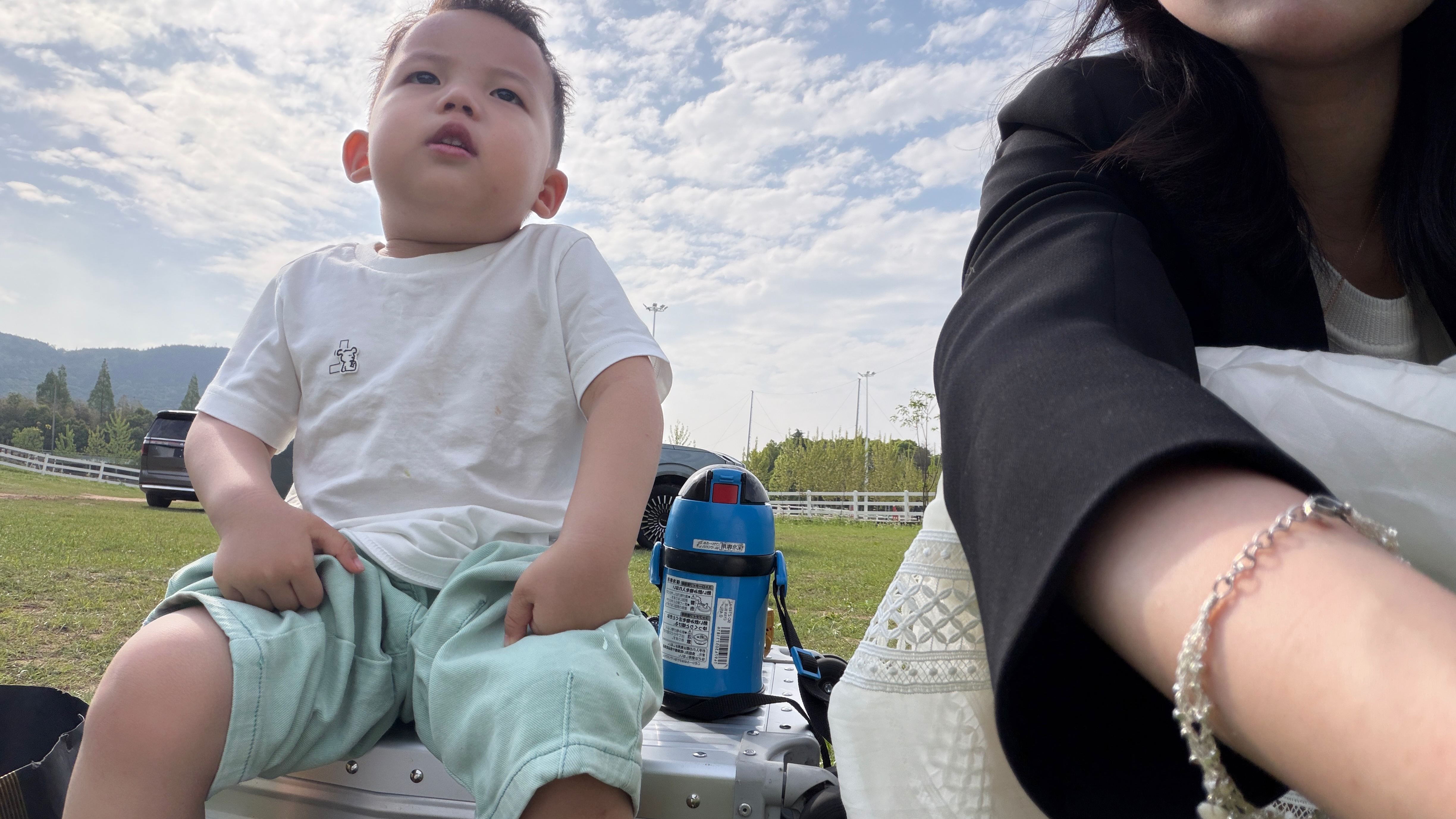 吃播博主和他的跟班助理。下次品牌方再邀请我们，吃播博主想提点要求：就是准备的零食