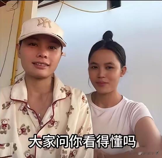 小依昨晚又开播了，刚出院的人，盘腿坐在三合院屋檐下，头顶裹着碎花巾，说话气还虚着