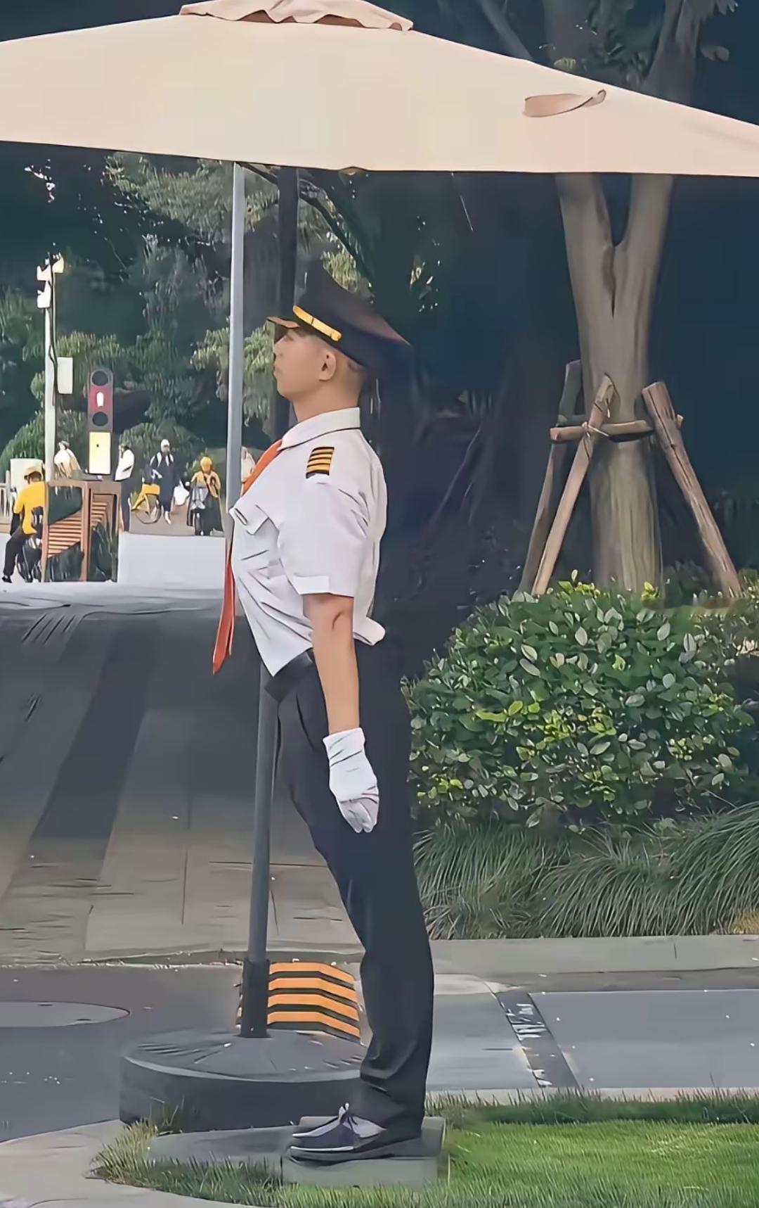 在高档小区当保安，那才叫正规保安，人家就是站岗，站的笔直，工资高，待遇高，吃得好