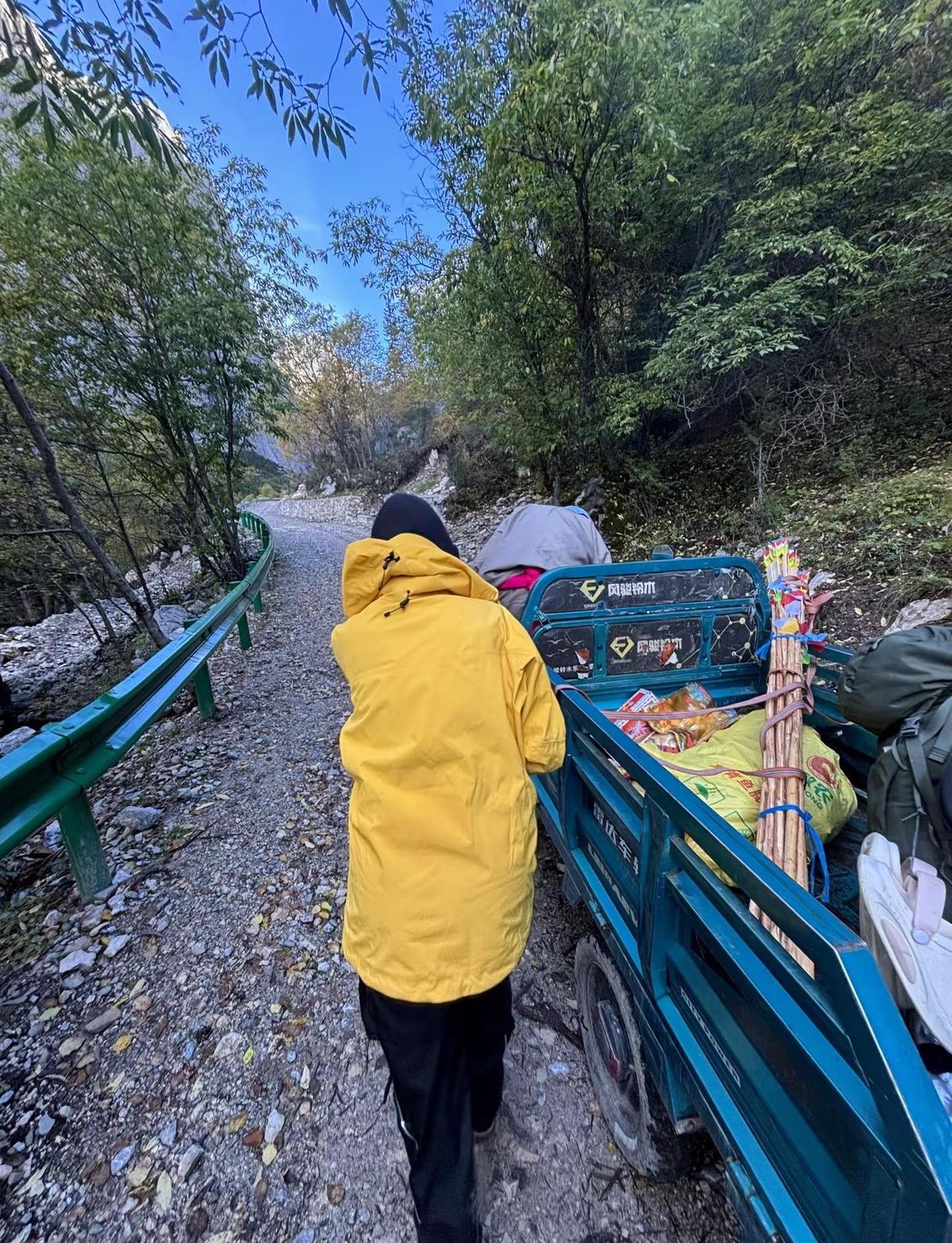 景区路线能少走一公里就少走一公里嘛 要勇于开口问能不能带我一程户外徒步