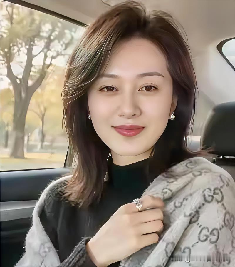 光影流转间，优雅自成风景，从容姿态诠释知性魅力。