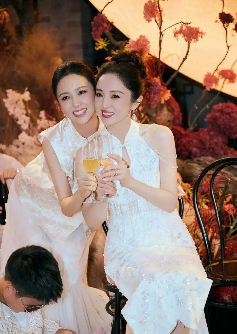 佟丽娅给董璇过生日，照片里笑得比孩子还甜。
俩人带着娃逛商场，两个小姑娘追着跑，