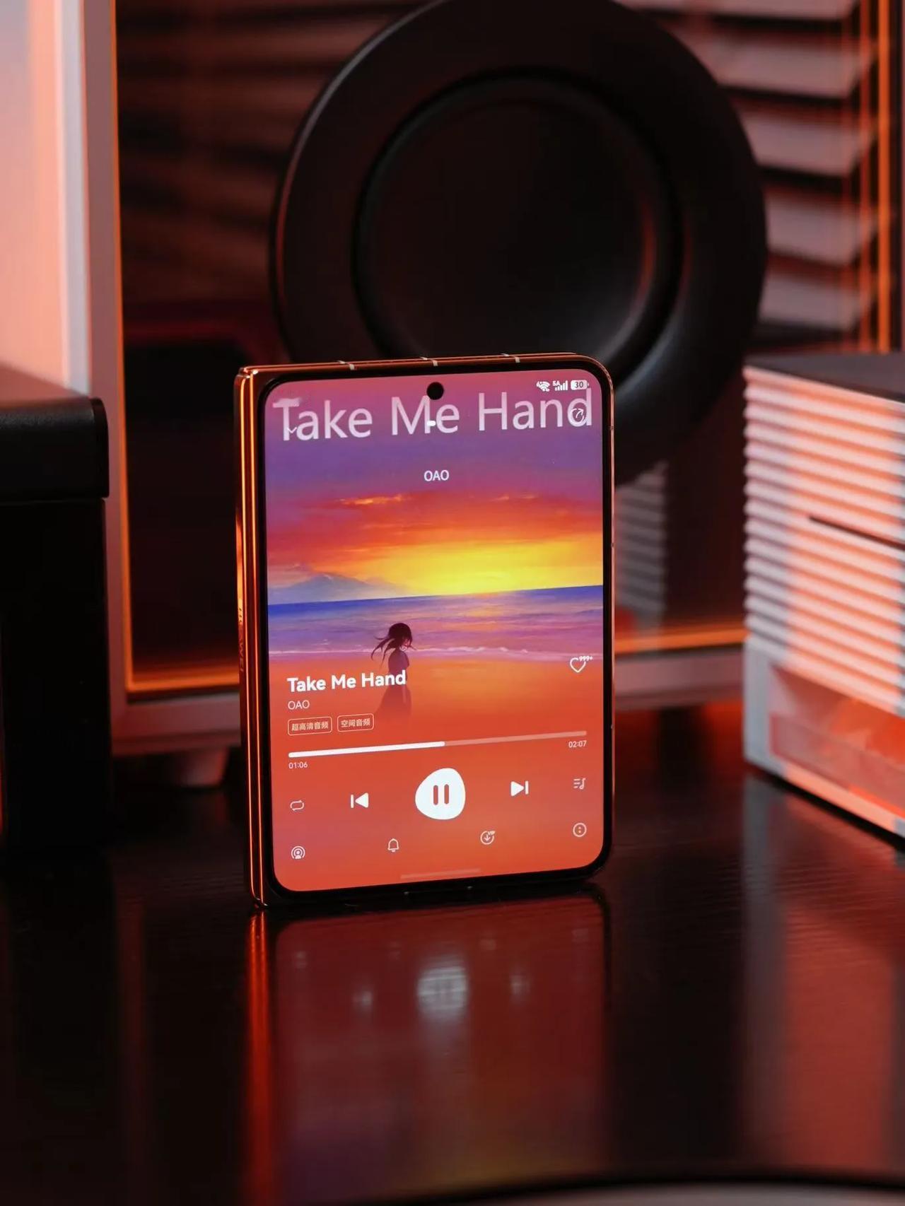 华为在今天发布会上推出了全新的Pura X Max，作为全球首款大阔折形态手机，