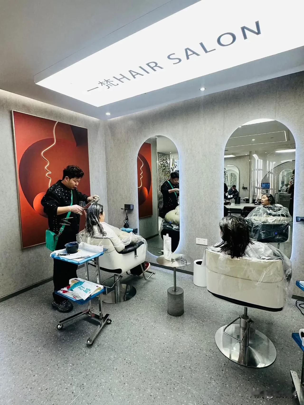 刚写了一篇微头条，记录今天去剪头发，我开头写发型师是河南人，是想记录一下发型师说