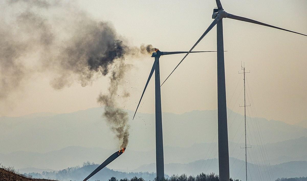 韩国老旧风力发电机维修起火发生重大伤亡事故，给中国风电安全敲响深刻警钟。
 
当