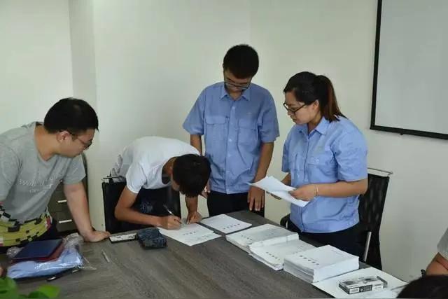 揭穿剥削谎言：现代雇佣，本是自愿对等的价值互换
 
当下网络舆论场，蔓延着一套极