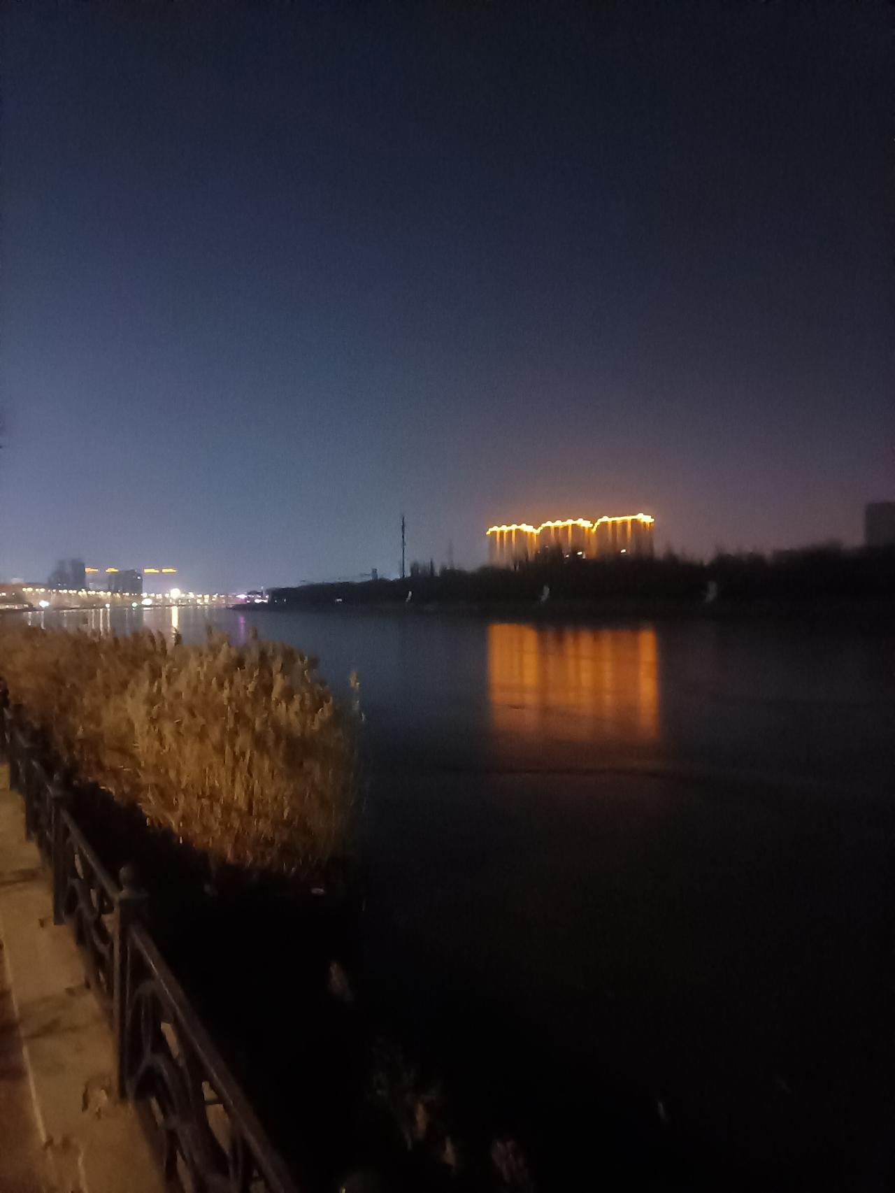 今夜月色很轻
轻得像你的呼吸
我坐在窗前
等一个或许不会来的消息        