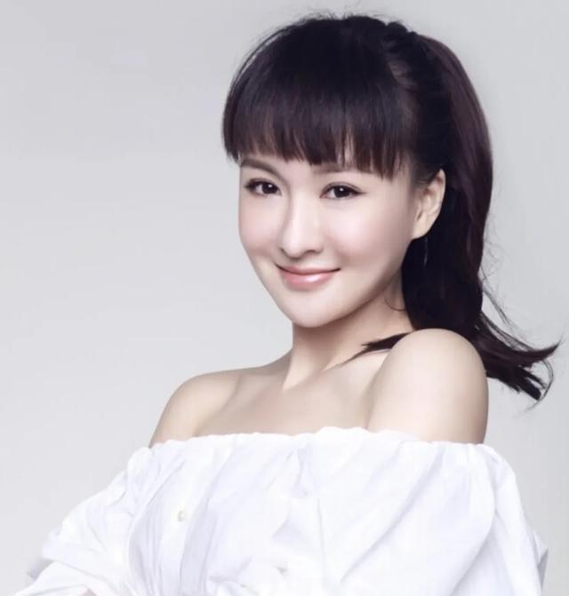 2010年，郑亦桐出演电视剧《回家的诱惑》，在剧中饰演傻大姐宝莲，在杀青宴上，导