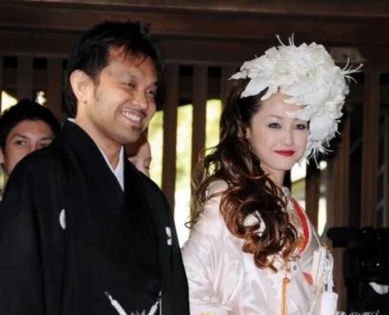 “一个月5次，超过就按50万一次收费！”2009年，亚洲第一美人泽尻英龙华即将结