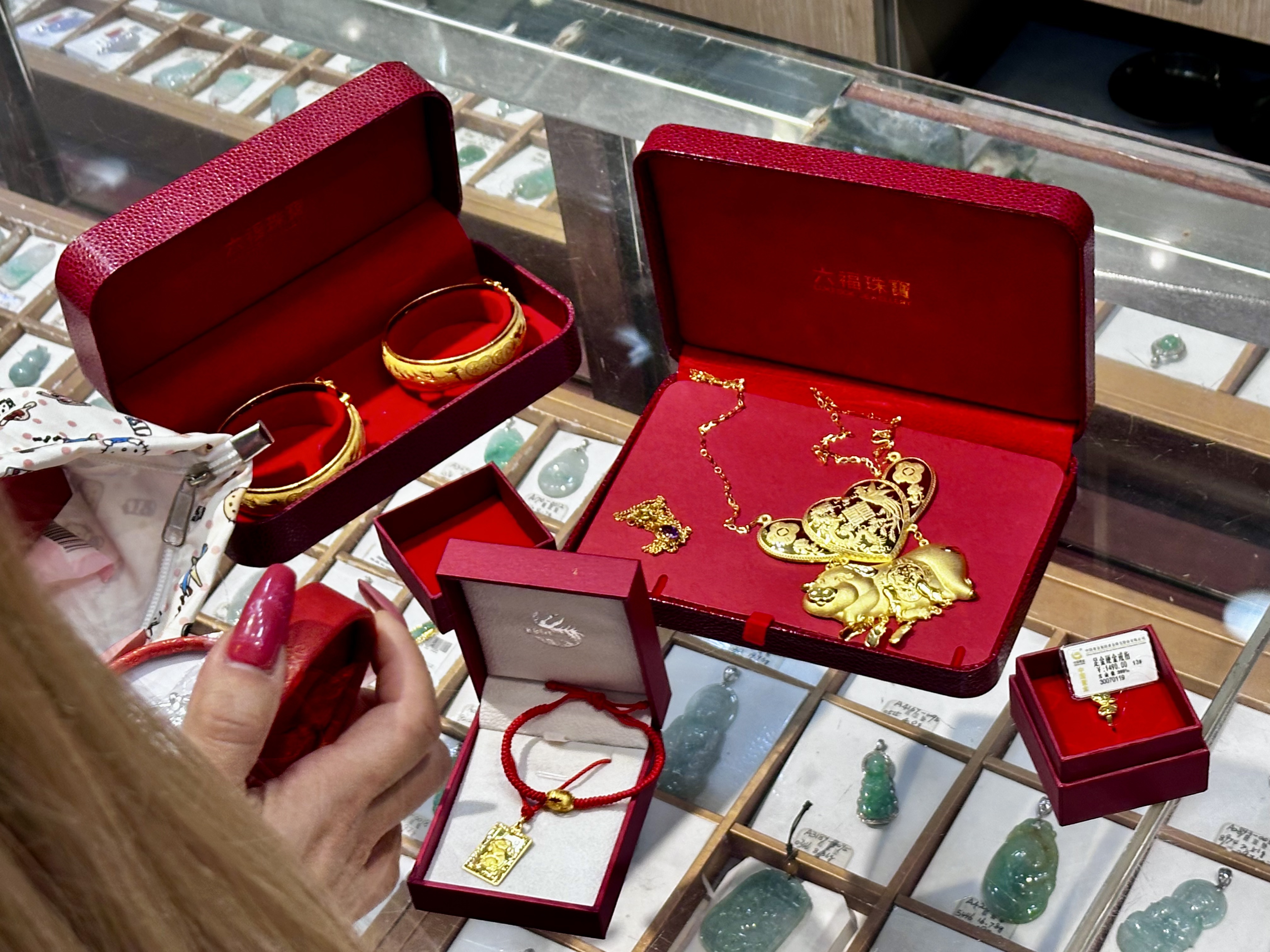 被老铺黄金们劝退，年轻人涌向广州打金一条街，50克金镯工费不到千元