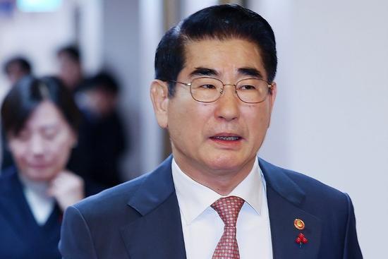 就是他撺掇总统实施了“戒严令”，
现在他成为“替罪羊”
这个人就是韩国国防部长金