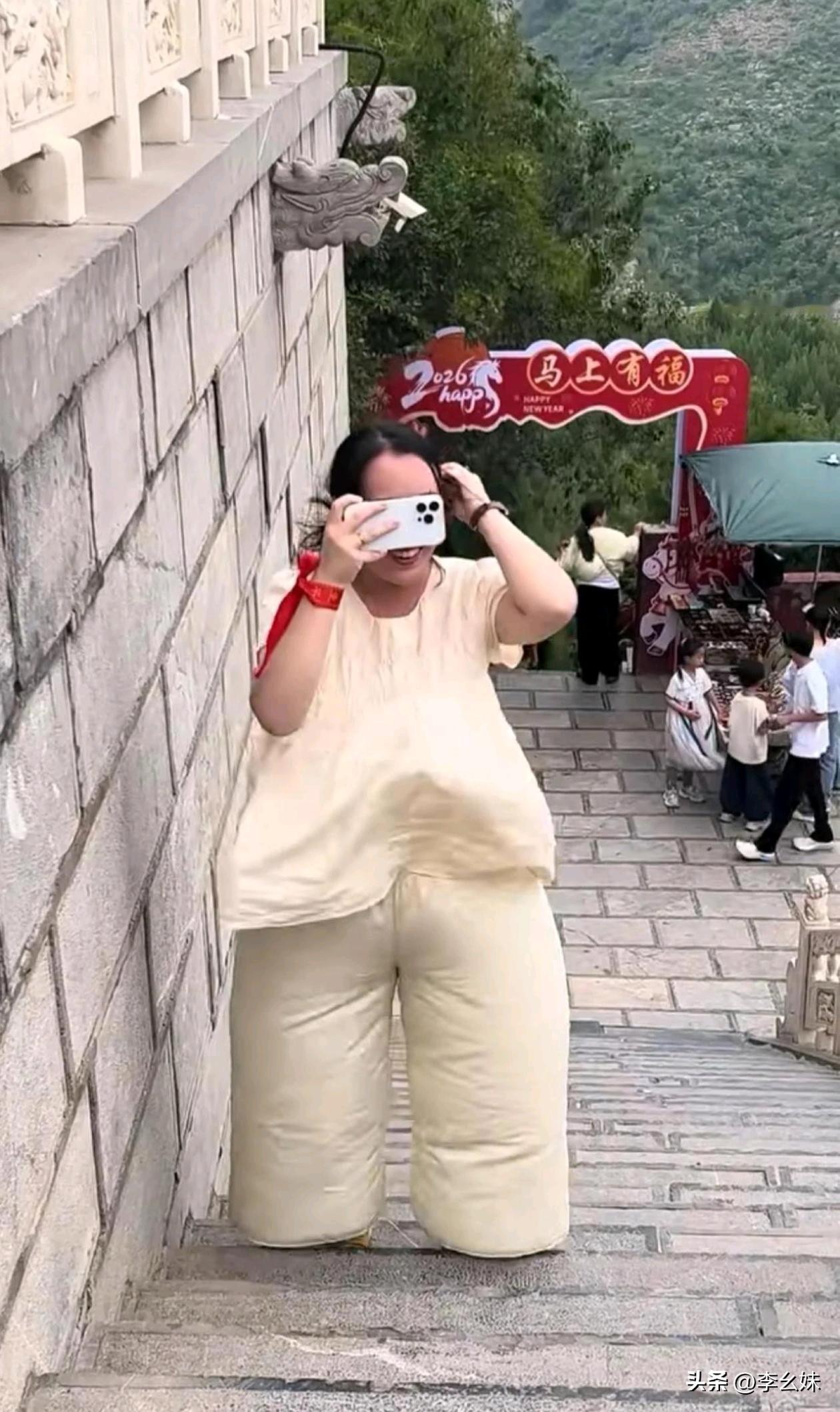 不要穿这种宽松的衣服去风大的地方