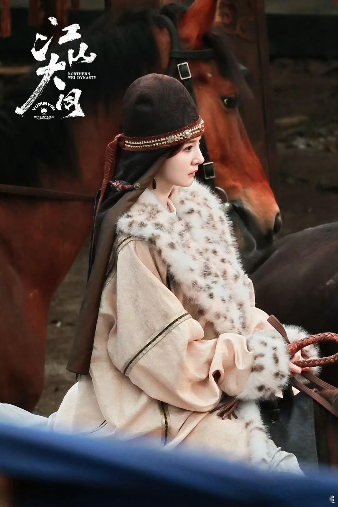 还以为是杨幂早期以为是杨幂早期 被杨幂江山大同造型狠狠美到！红色麻布披风简约大气