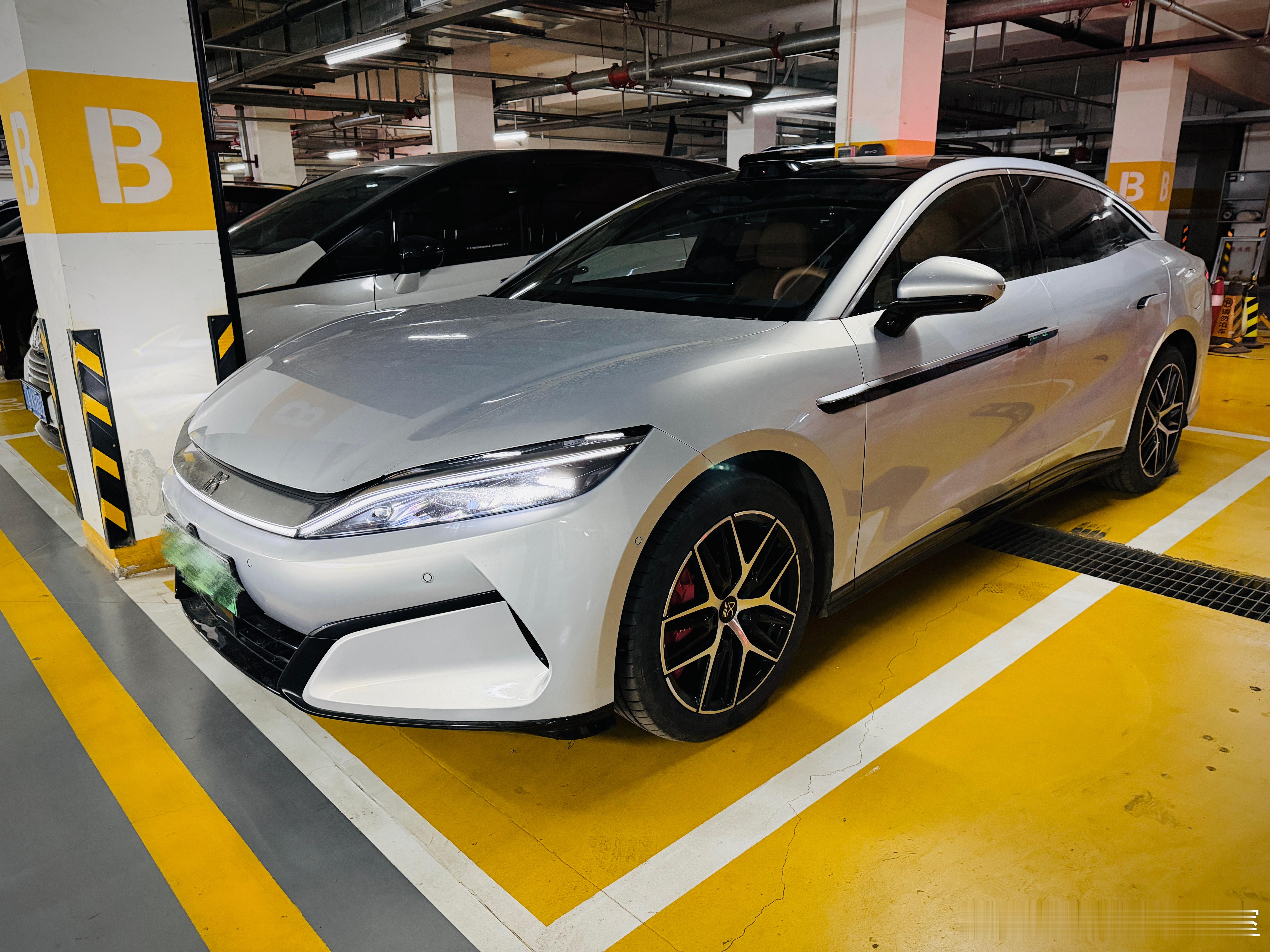 这车每年拍一次，每次拍的点都不同，今天体验了一下辅助驾驶，天神的眼最新版本，在城