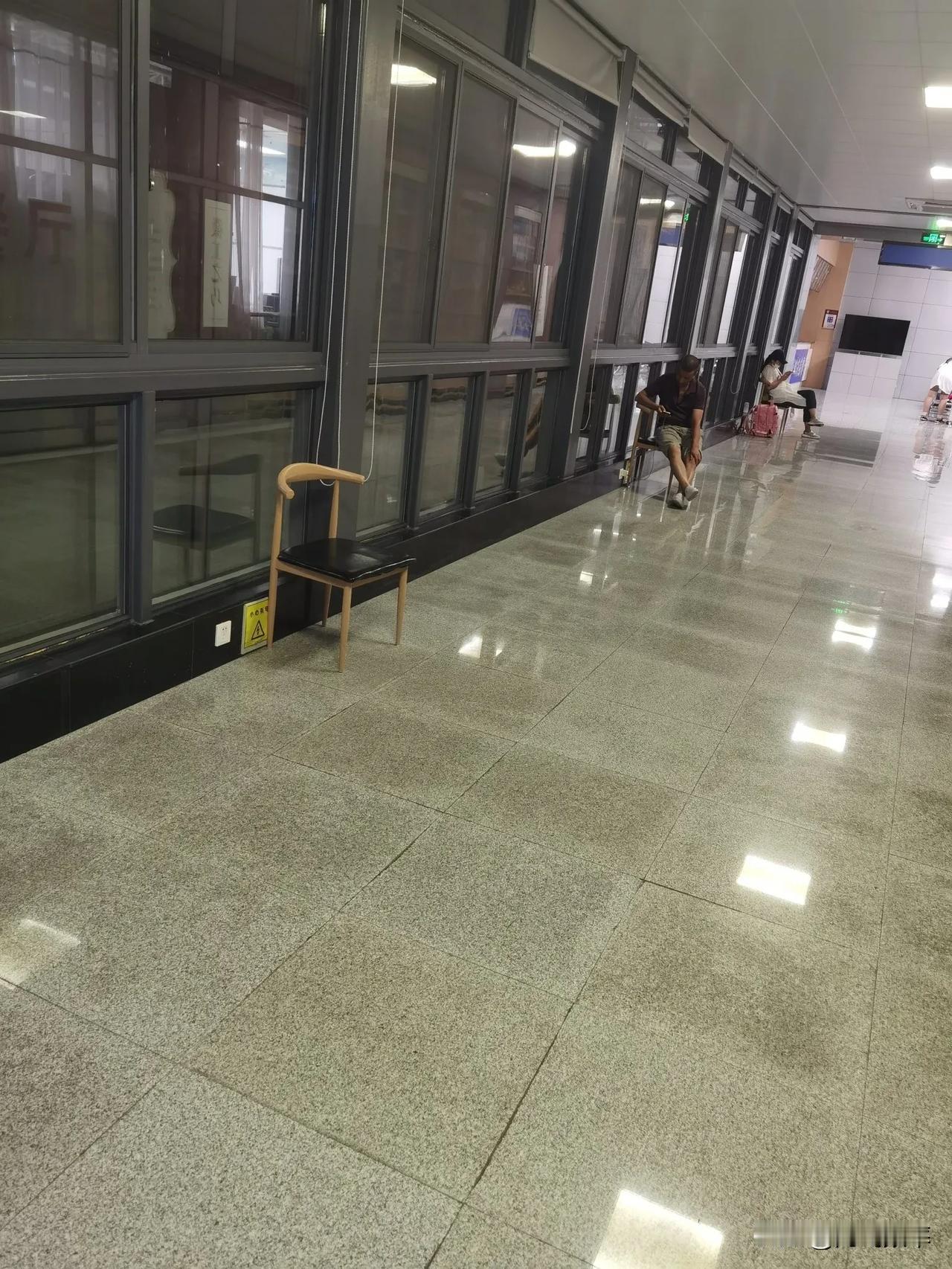 黄山机场虽然面积不大，但是做的相当不错。比前阵子去的宜昌三峡机场强多了，洗手间非