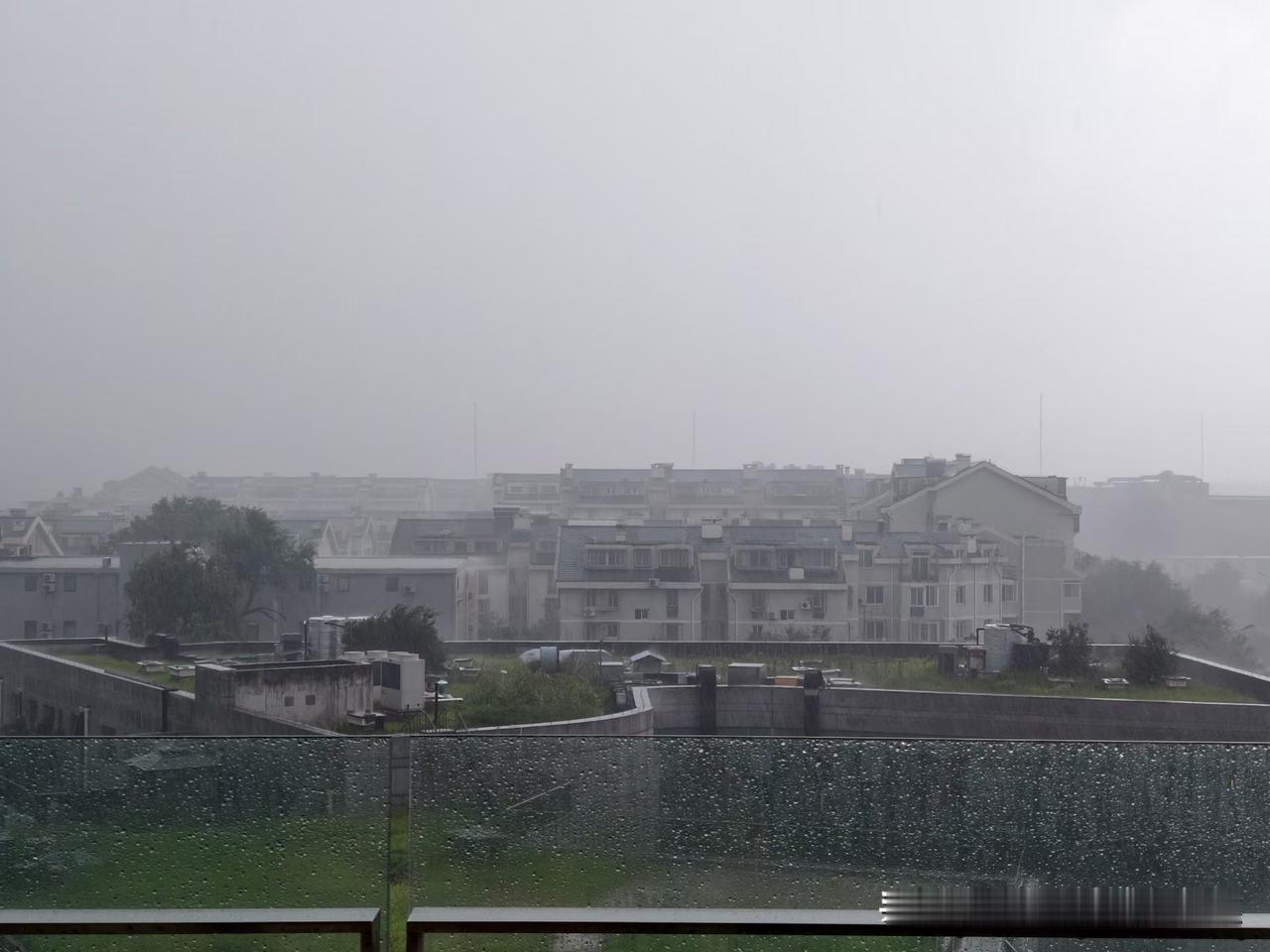 北京夏天的天气真成了小孩子的脸～说变就变。
昨天下午刚收拾好东西，准备回家，一声