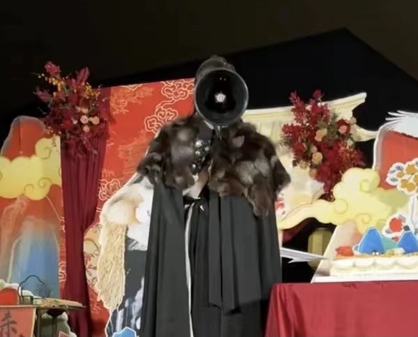 快要被曾舜晞七夜雪杀青现场的神错位图笑死了，这是要爆改无脸男吗？哈哈哈哈哈哈哈…