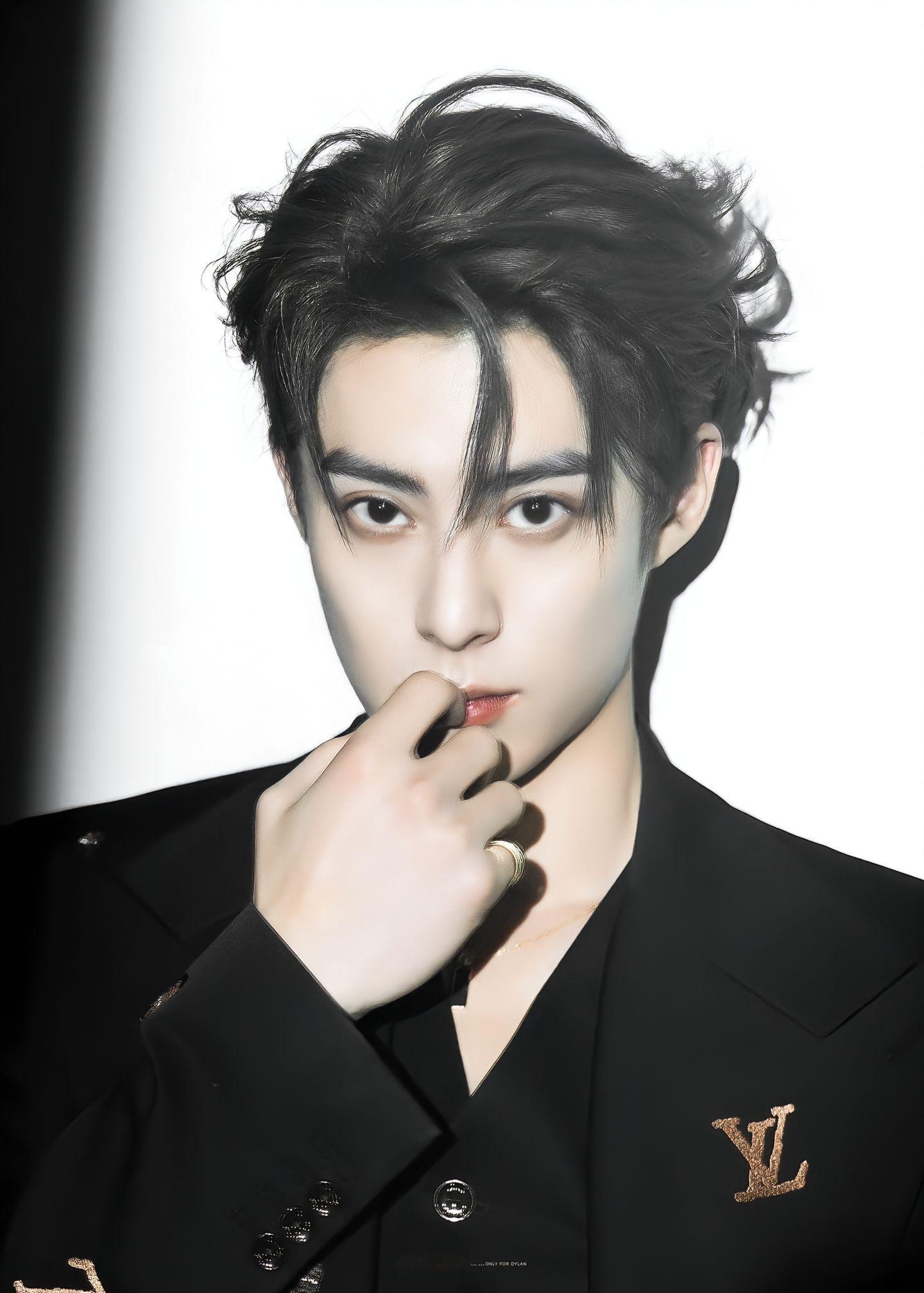 王鹤棣整蛊何炅因为关系太好了，所以反而会想要逗弄朋友，何老师和王鹤棣就是这样的存