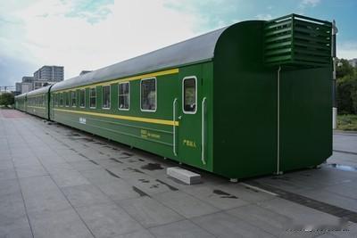 杭州东站东广场静静停驻着一列特殊的绿皮火车——星辰守护号。这列永不启程的列车化身