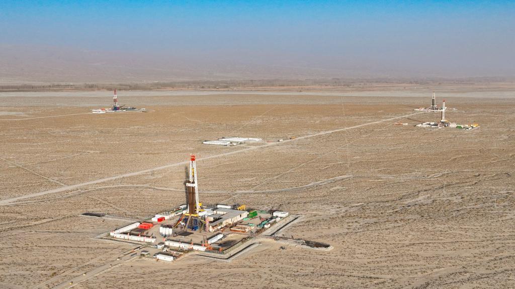 新闻快讯——中国最大超深凝析气田年产气破百亿立方米！
12月24日，中国石油塔里