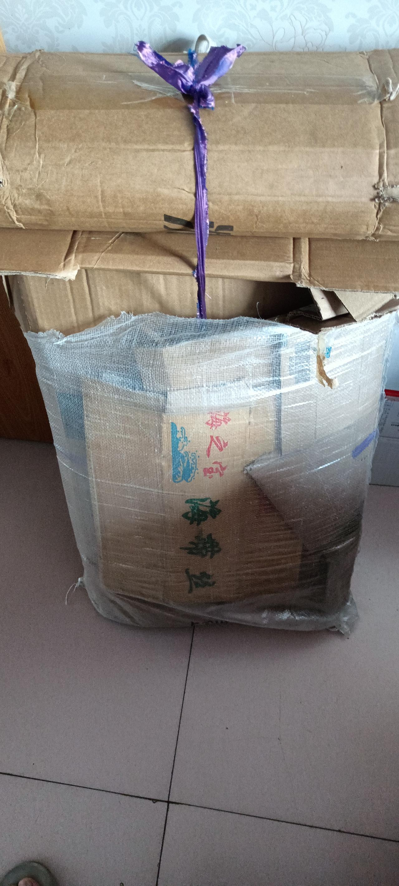 我是个听话的孩子，我妈指使我干啥，我就干啥。
第一次去了破烂市场，把我妈捡的纸壳