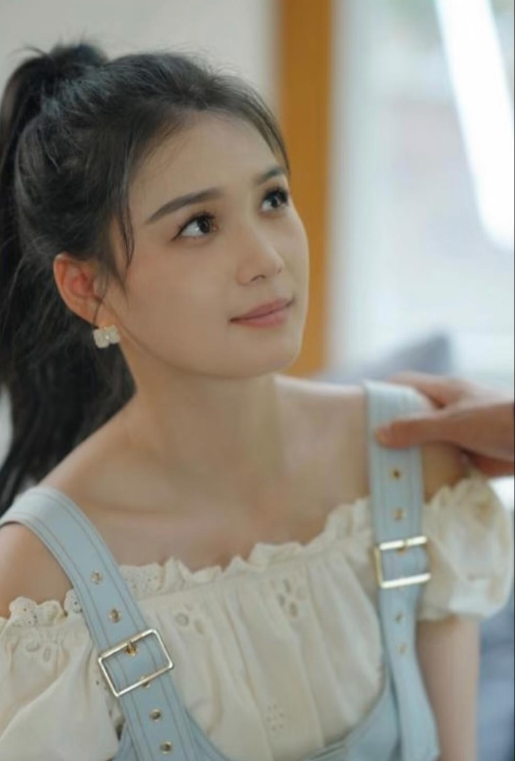 短剧女演员左一给大家伙提了个醒
那就是人不可貌相
左一给人的第一印象就是那种温温