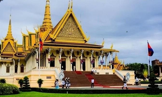 1979年2月，越南25万大军进攻柬埔寨，中国驻柬大使和7名外交官紧急撤到深山老