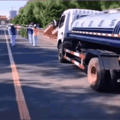 这有啥办法
#该怎么过马路# #大爷路过路口# #开车路过碰上了# #开车路上看