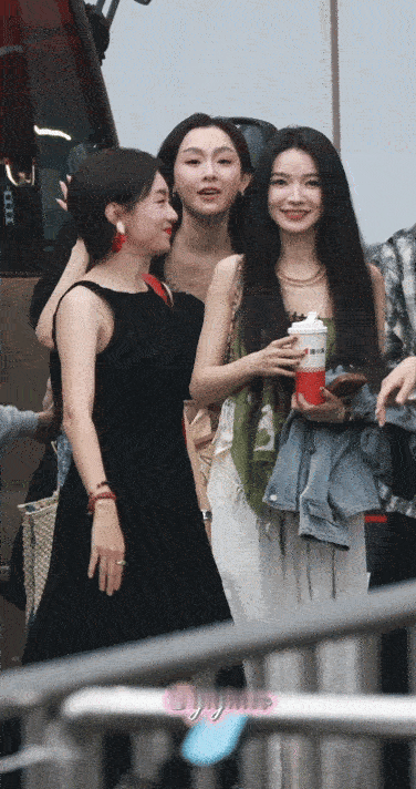 代斯何宣林飞吻代斯何宣林同频飞吻两个漂亮姐姐同时飞吻，这画面也太养眼了，二公加油