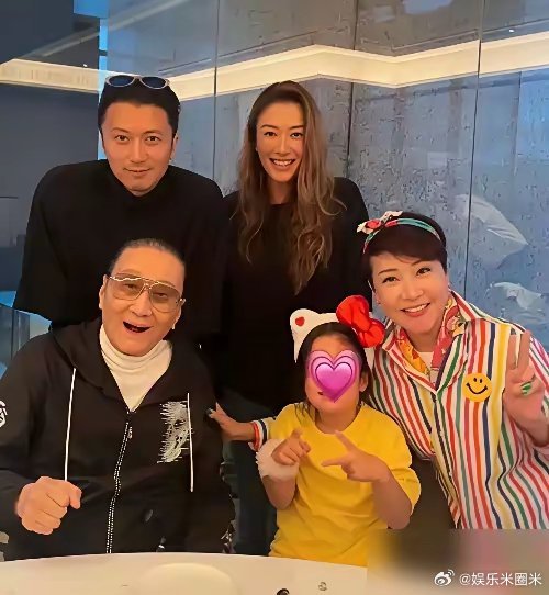 前妻狄波拉，哭到几乎崩溃。谢贤葬礼上，子女尚能克制。唯独她，需要人搀扶。这对离婚