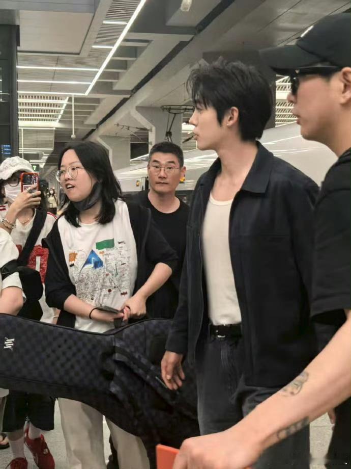 于适怼脸都这么扛打，网友偶遇放的生图，我的天 ​​​