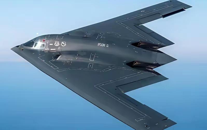 很多人嘲笑B2隐身轰炸机认为虽然隐身能力比较强，但是它的速度比较慢，还不能超音速