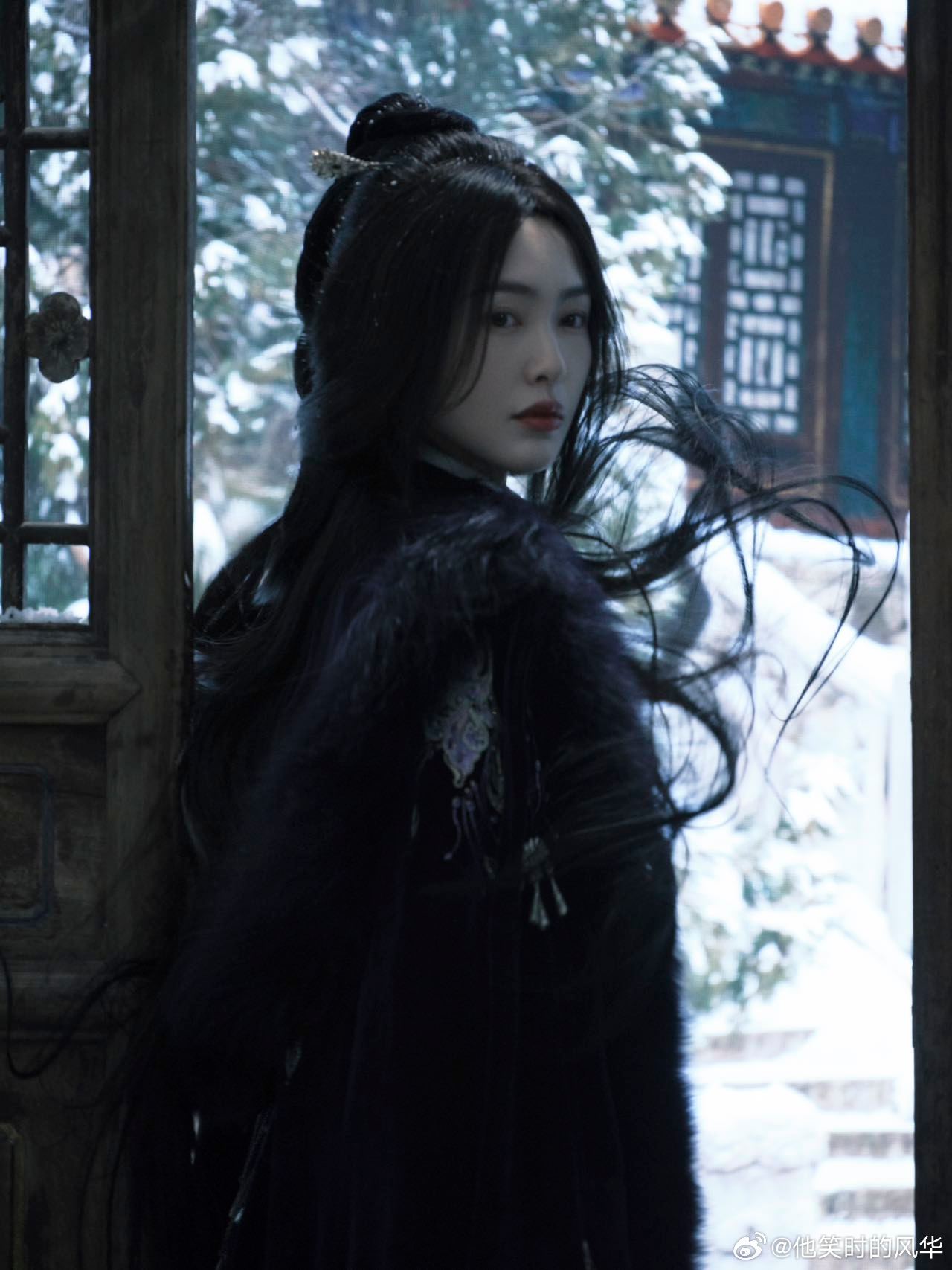 唐嫣清冷肃穆国风大片 雪中的唐嫣宛如从画中走来，衣袂飘飘，美得超凡脱俗。她时而目