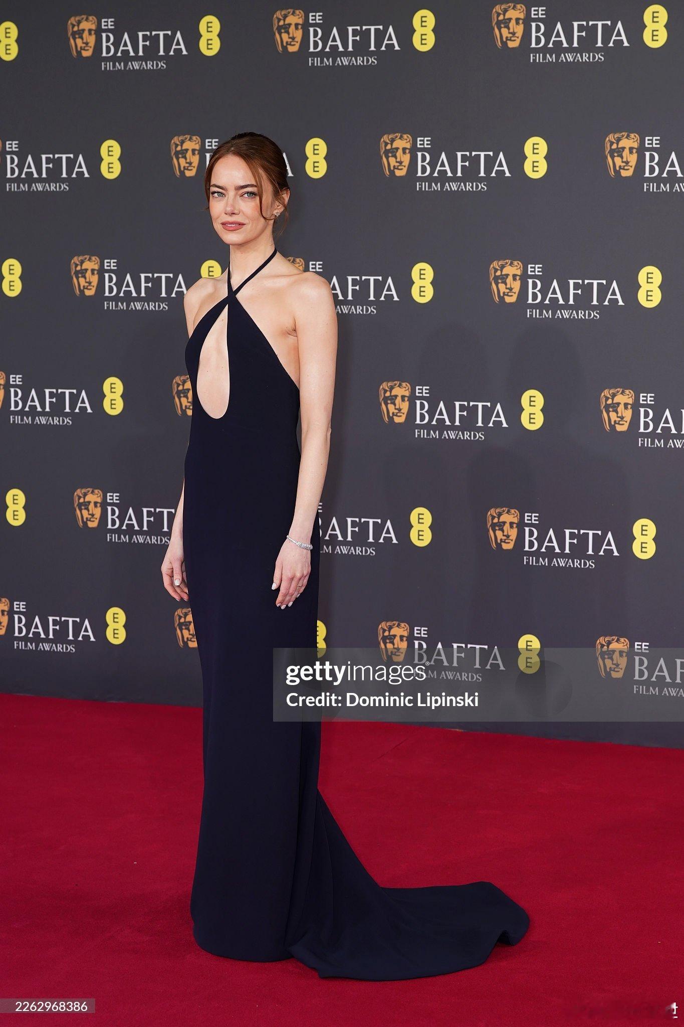 艾玛·斯通出席英国电影学院奖红毯： 