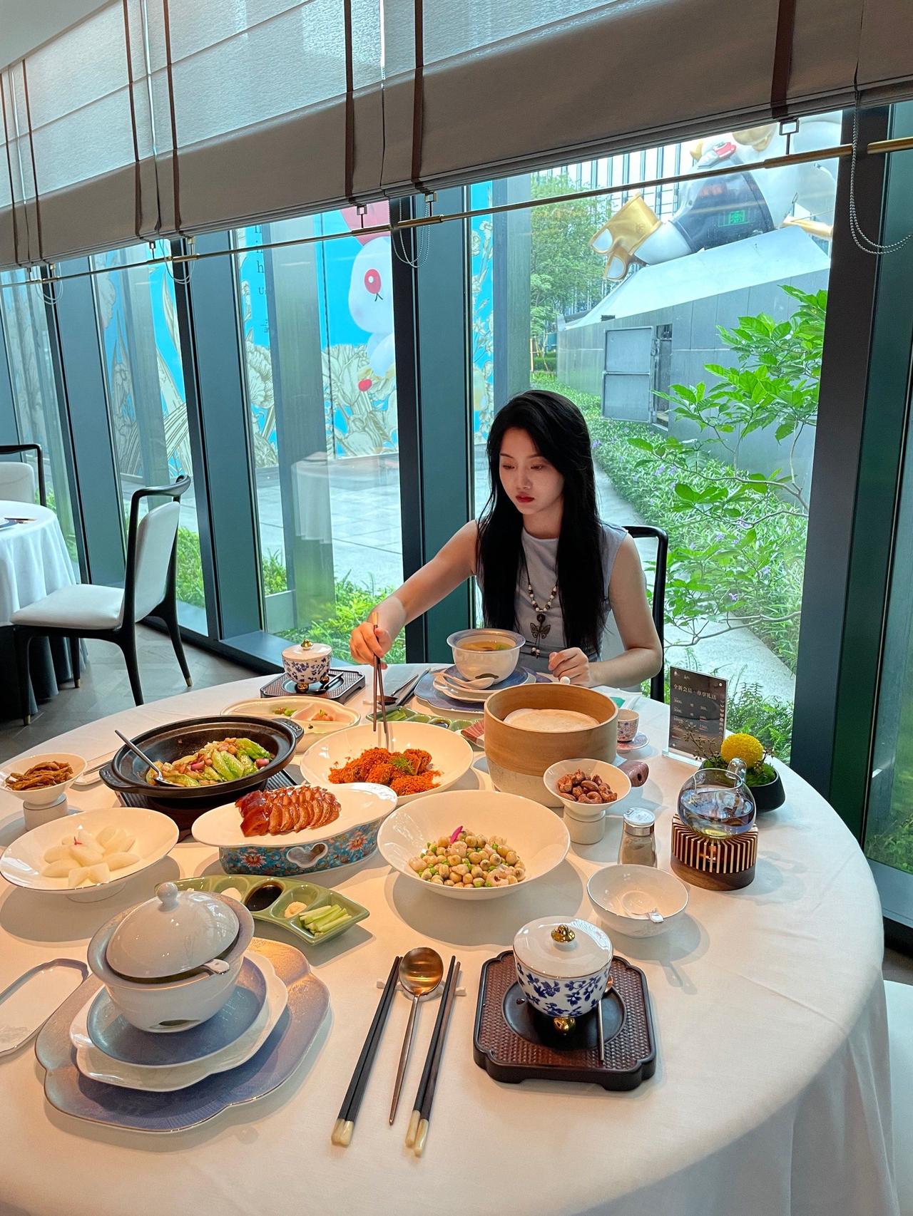 四川成都，一上海女子去成都旅游，她在餐厅点了一份“蚝油生菜”，她告诉服务员，自己