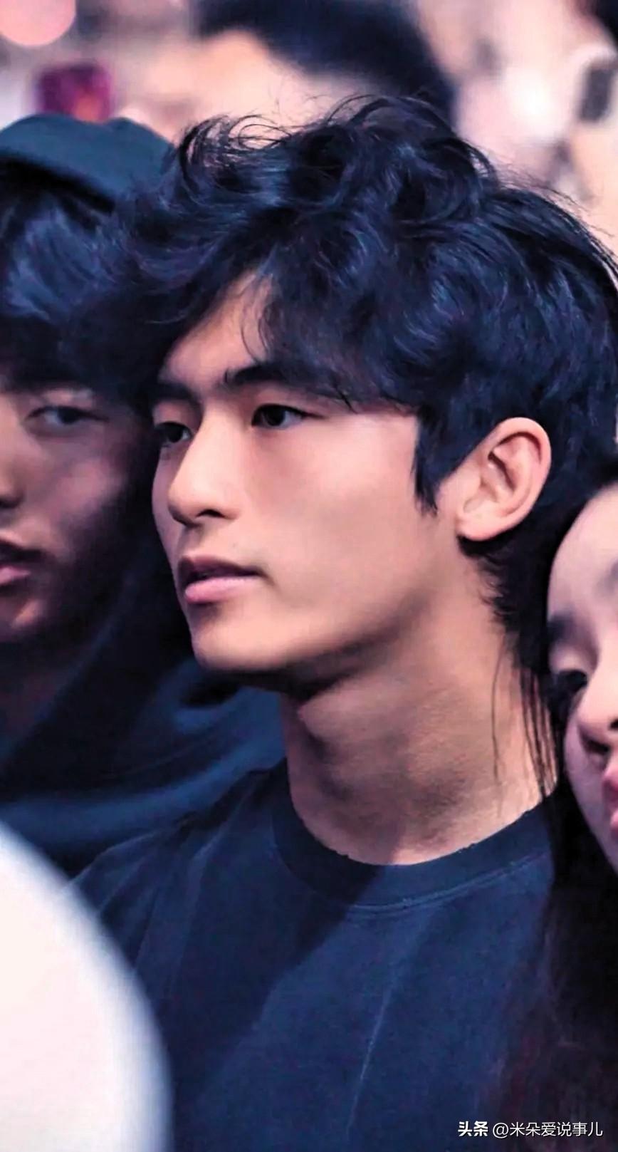 张柏芝的二儿子谢振南今年已经15岁了，长大后的他帅气十足，身上有着浓浓的少年气息