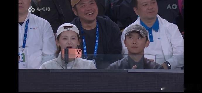 苗苗的形象被网友误认作鹿晗，这一误认事件在网络中快速发酵，吸引了大量网友的关注和