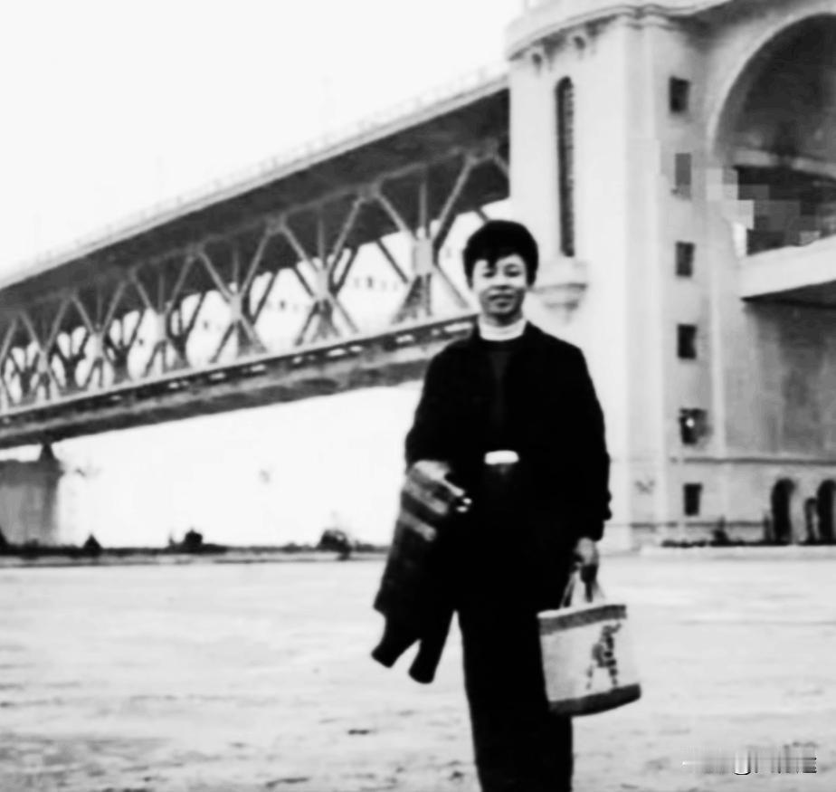 1958年，18岁的雷锋在武汉长江大桥前留下了这张珍贵的影像，那时的他还没有成为