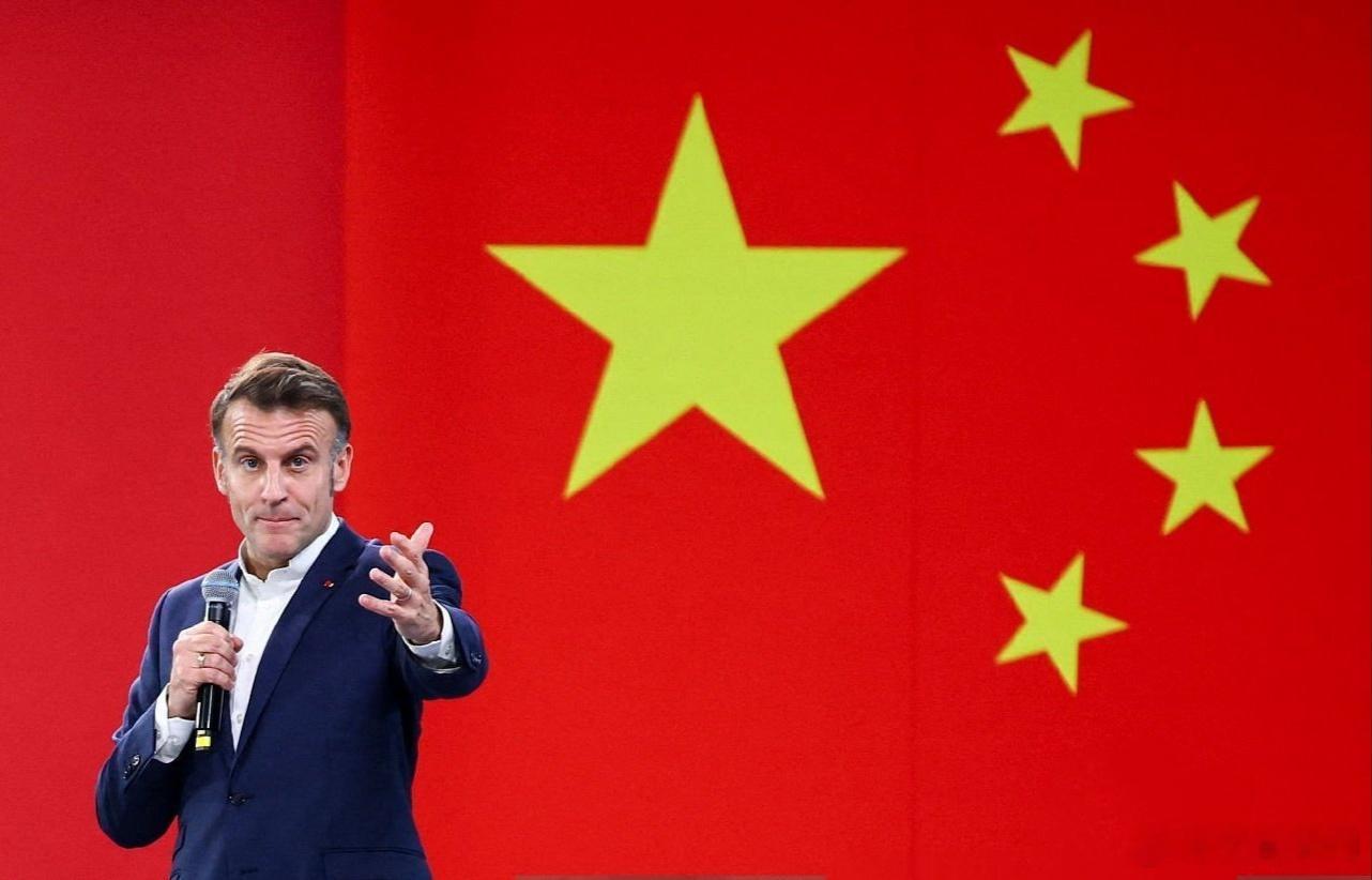 马克龙要求解决中欧贸易逆差问题，否则欧盟要效仿美国加征关税。他认为，中国需要扩大