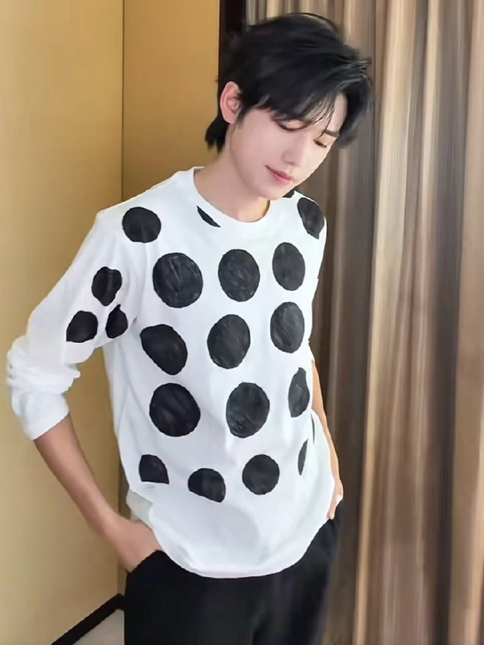 宋亚轩珍珠小子拍珍珠我也是看过时代少年团相册的人了有了新手机谁都忍不住拍拍拍，时