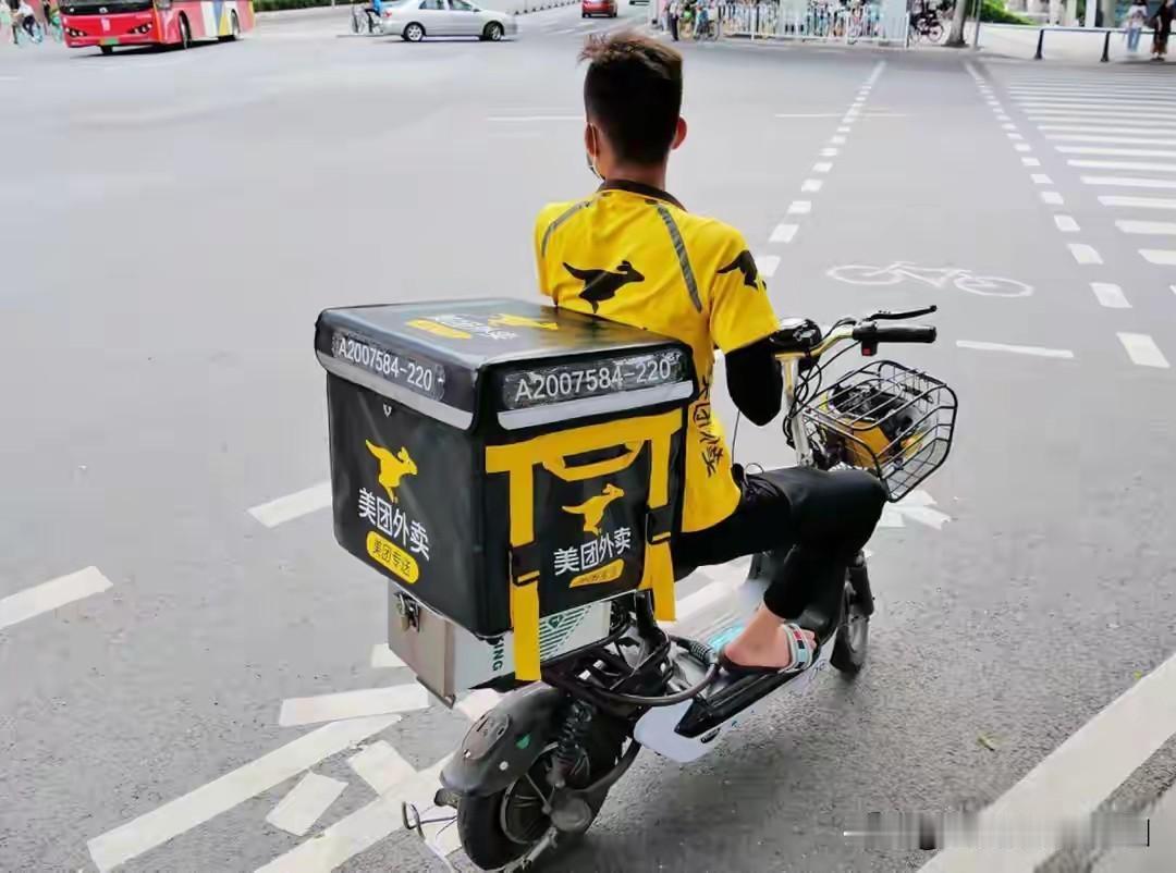 这几天看到不少骑手朋友在讨论美团的新活动，仔细了解后确实有点感动。去年美团骑手事